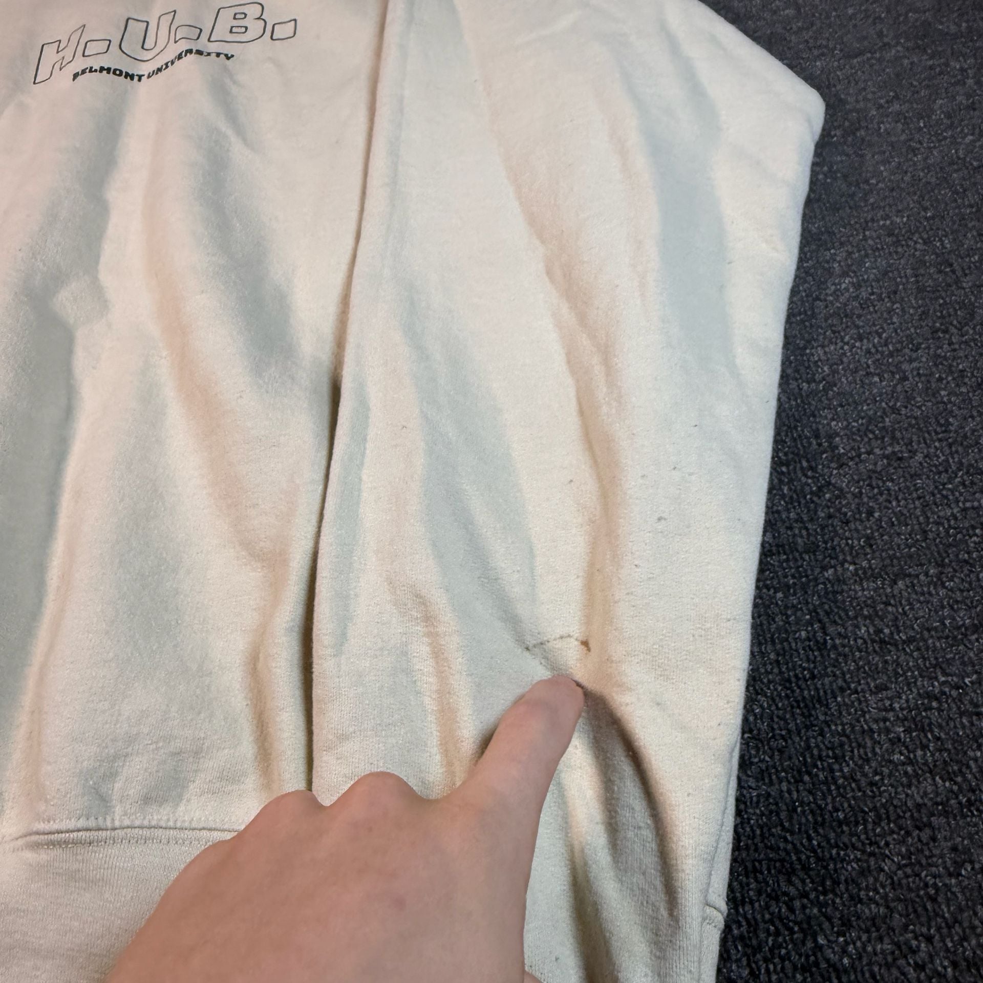 Gildan H.U.B. Belmont University Sweatshirt Size L Cream Crewneck 3
