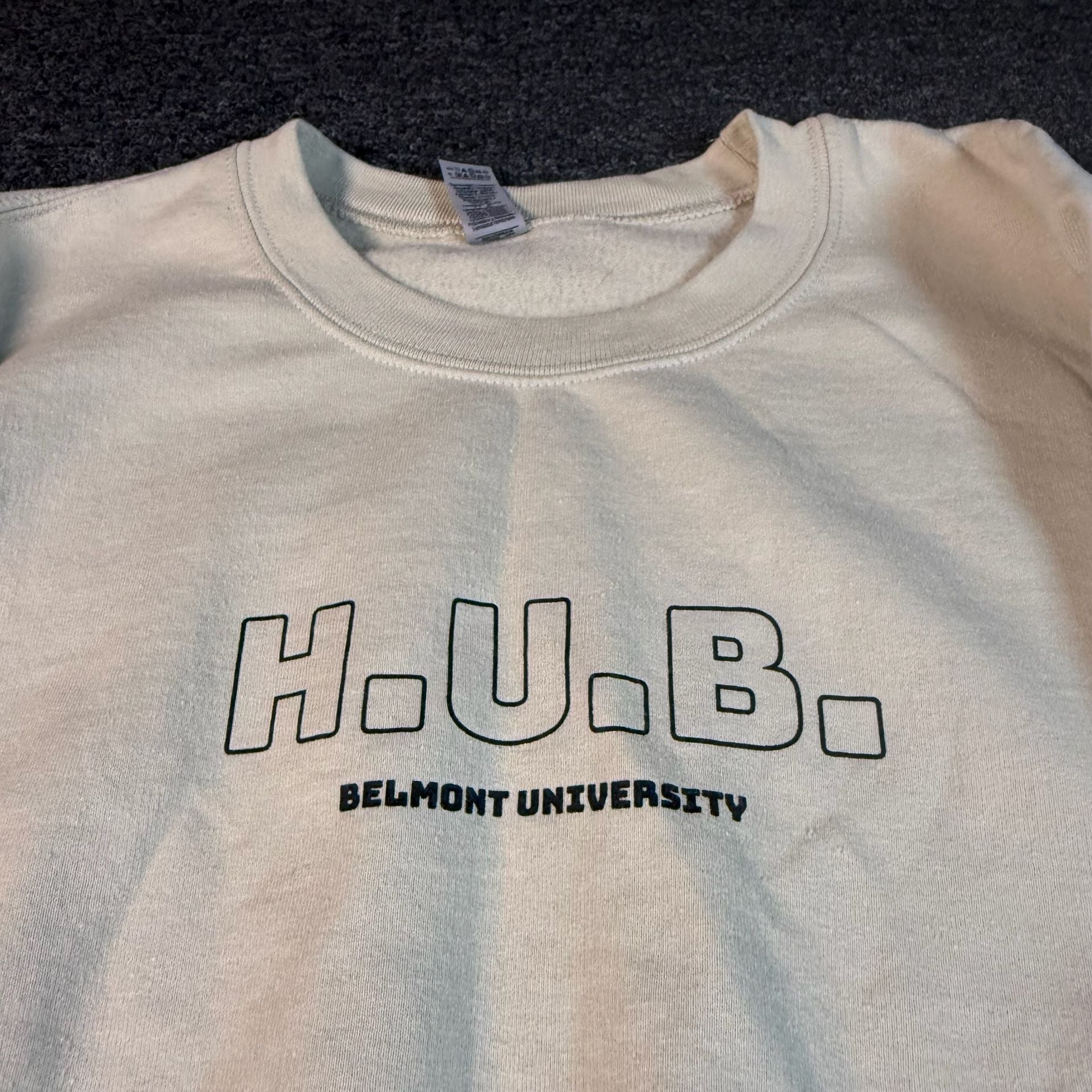 Gildan H.U.B. Belmont University Sweatshirt Size L Cream Crewneck 4