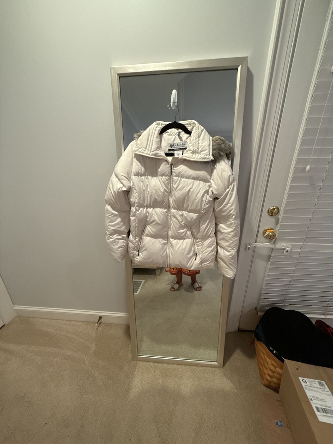 Columbia Puffer Jacket Size M White Down Faux Fur Hood 2