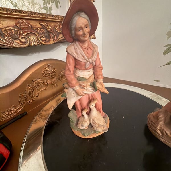 Homco Porcelain Figurine 1477 Country Woman Feeding Ducks and Corn