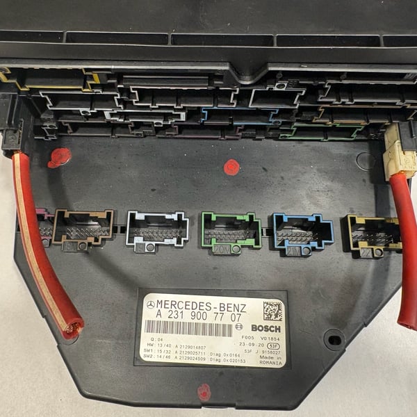 08-14 Mercedes C300 W204 Front SAM Fuse Box Relay Module A2319007707 OEM