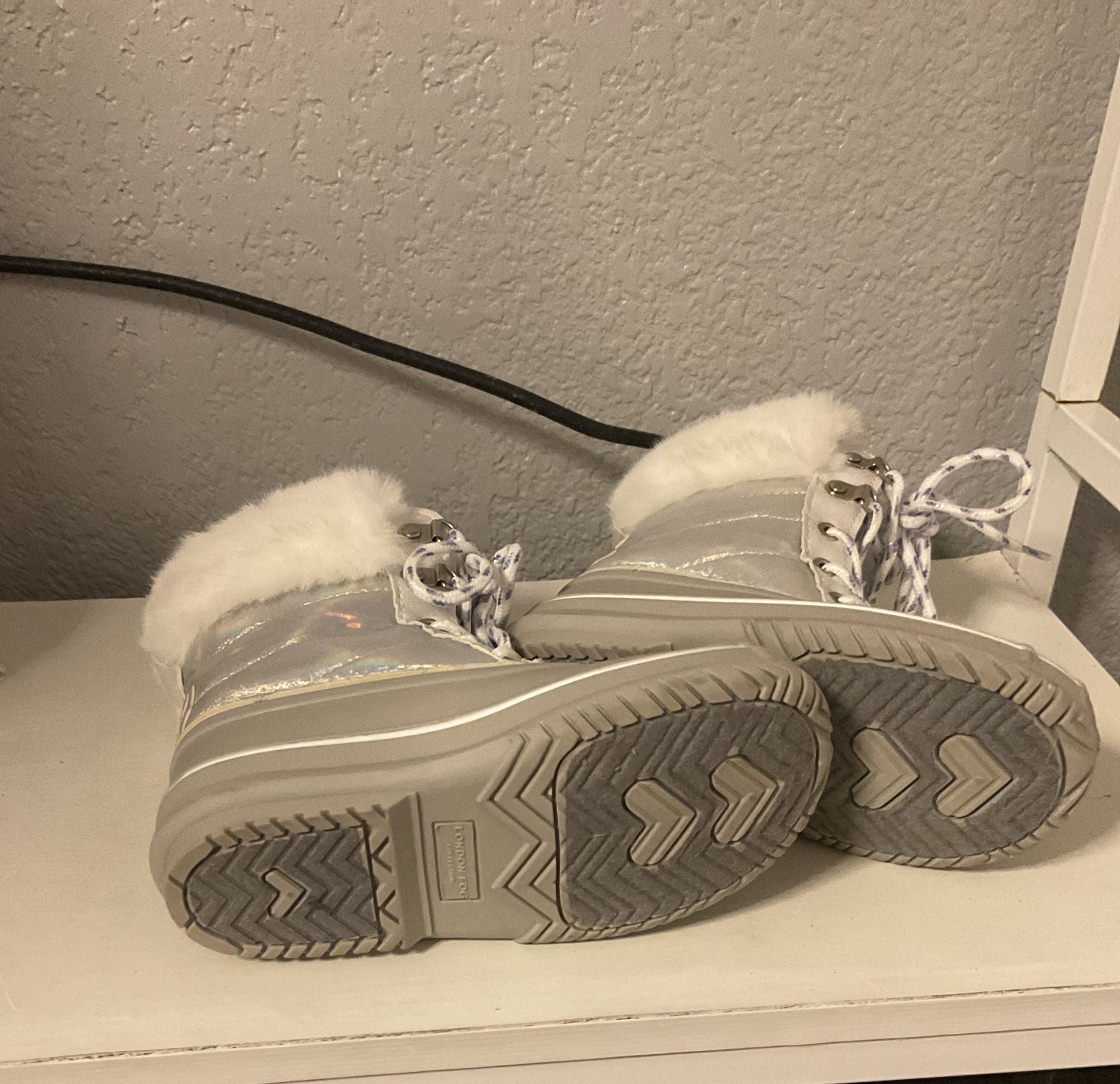 London Fog Icelyn Snow Boots Silver White Faux Fur 5