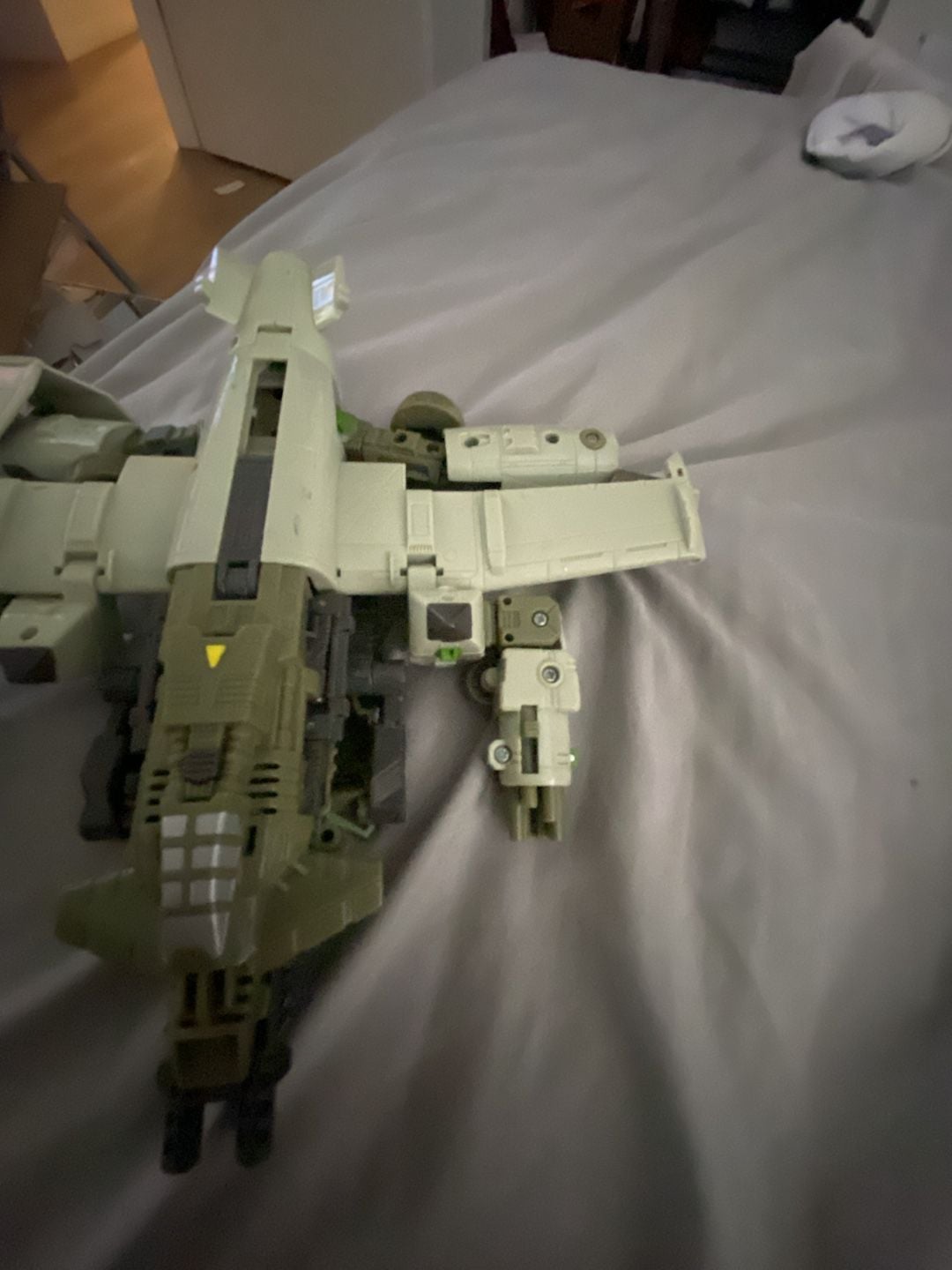 Transformers Universe Wingblade Ultra Class Action Figure 3