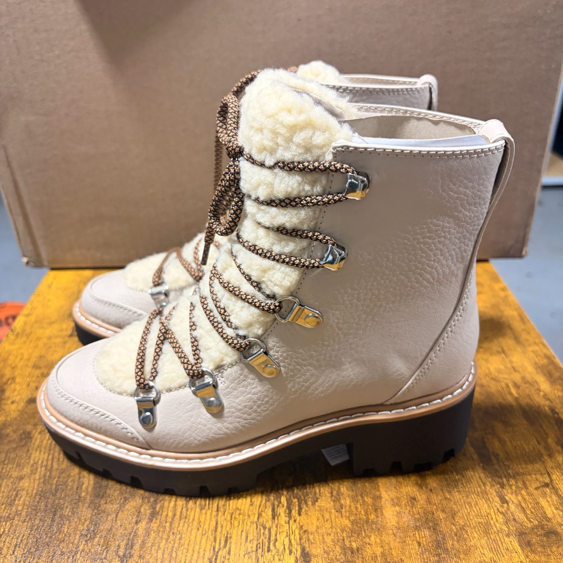 The Drop Women’s Caleb Hiking Boot Size 5.5 Bone Sheepskin Shearling 3