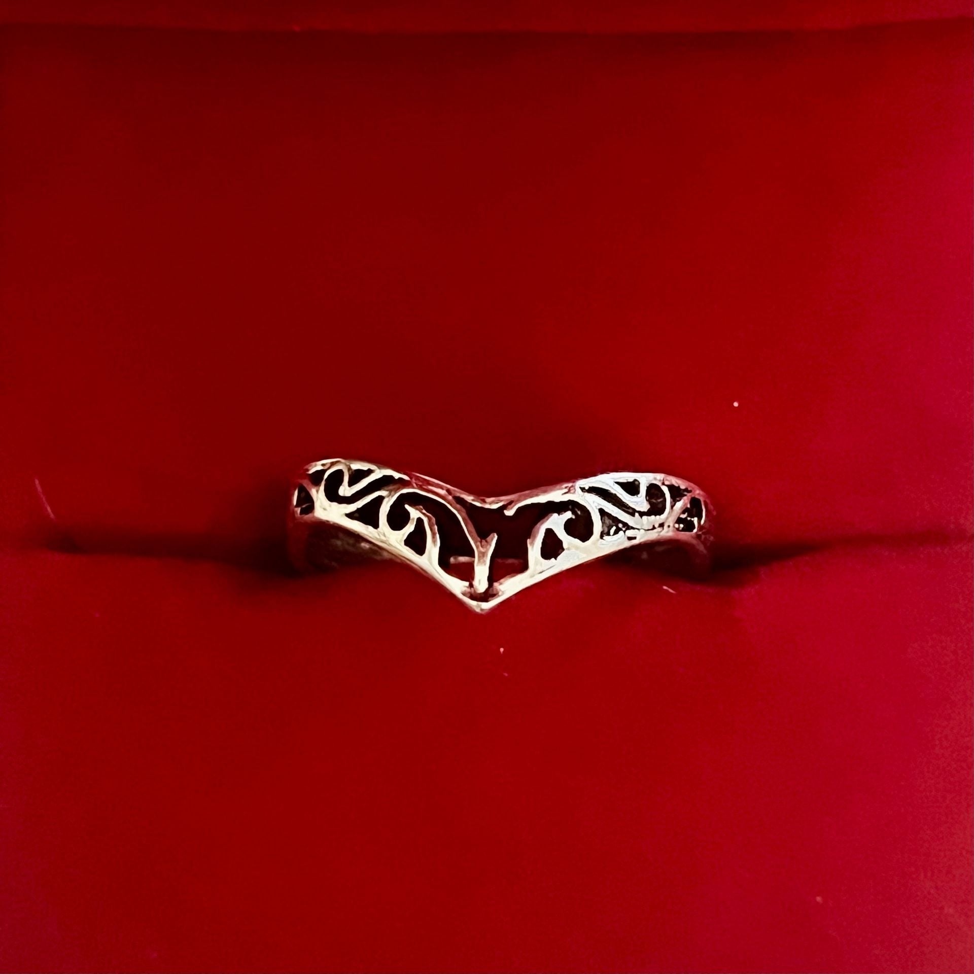 Filigree Swirl V-Shaped Chevron Titanium Steel Silver Ring Size 6 1