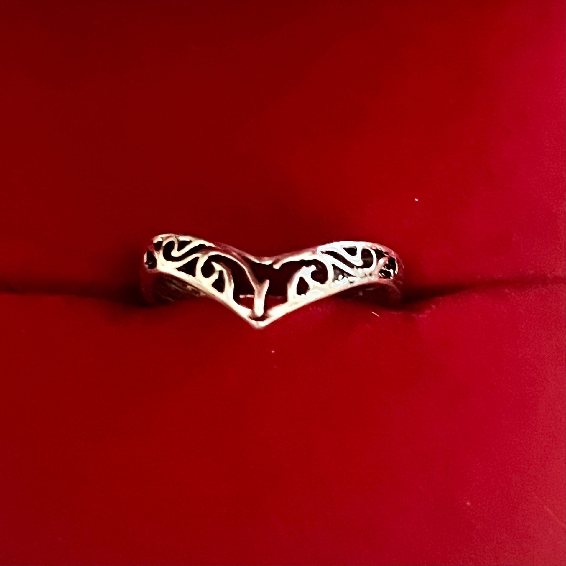 Filigree Swirl V-Shaped Chevron Titanium Steel Silver Ring Size 6 2