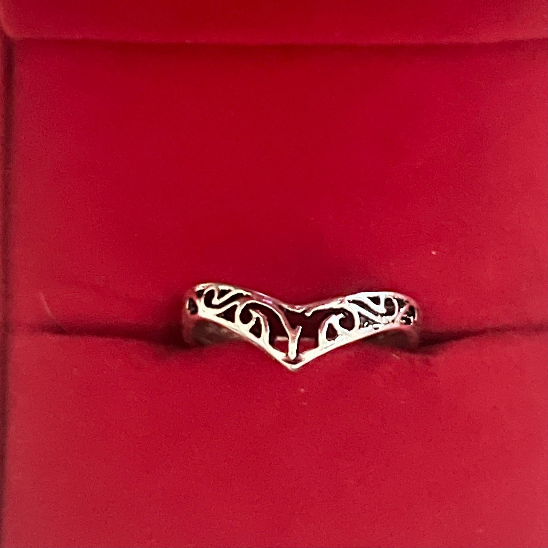 Filigree Swirl V-Shaped Chevron Titanium Steel Silver Ring Size 6 3