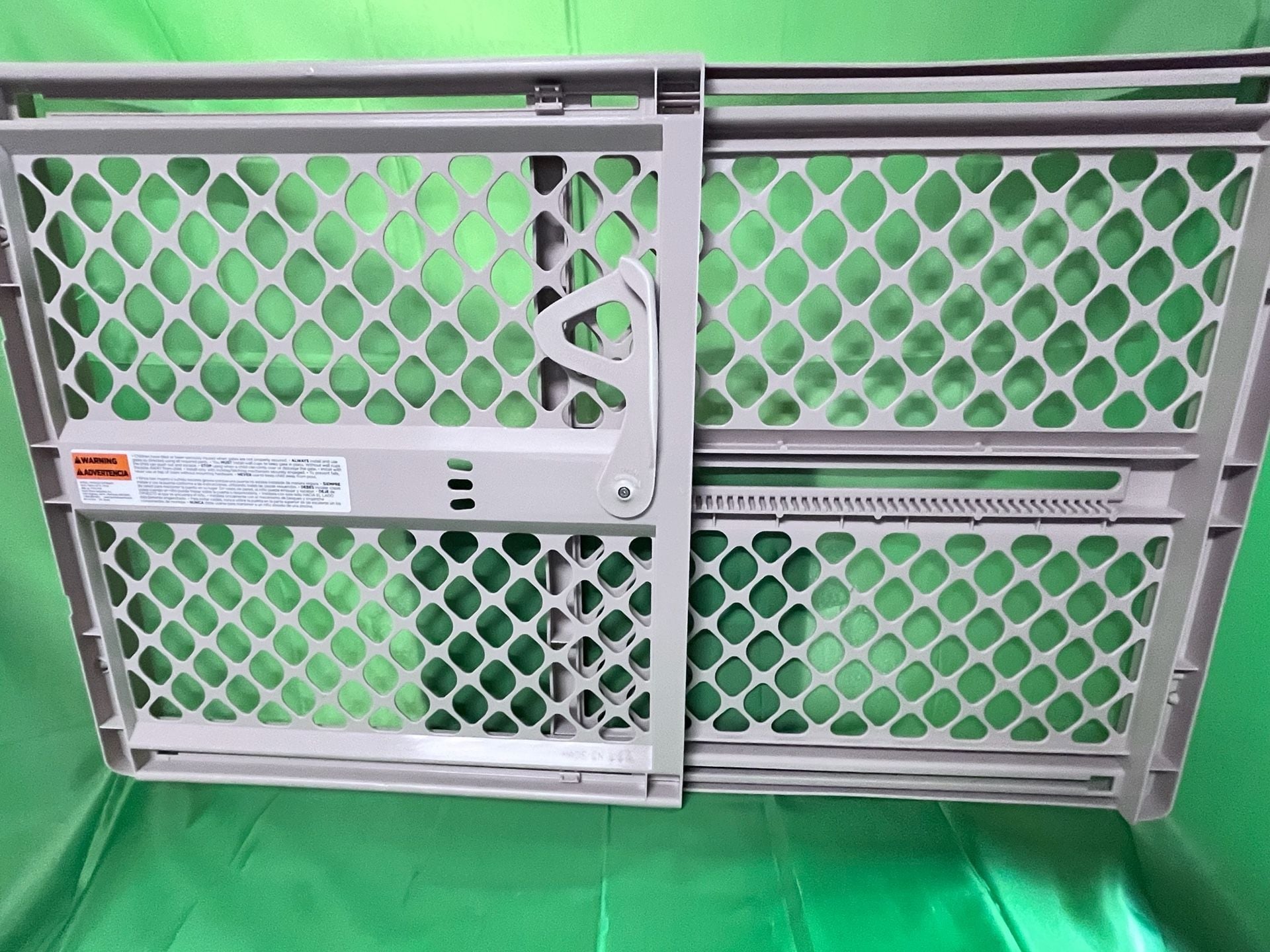 Toddleroo by North States Supergate Ergo Plastic Safety Gate Sandstone 1