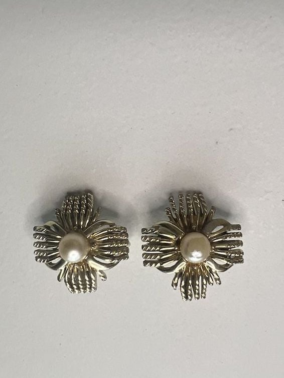 Vintage Sarah Coventry Silver Tone Faux Pearl Flower Clip On Earrings 3