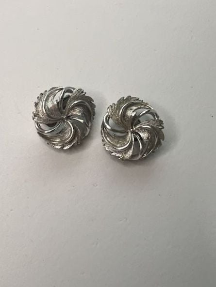 Tara Vintage Silver Tone Swirl Clip Earrings Mid Century Costume Jewelry 2