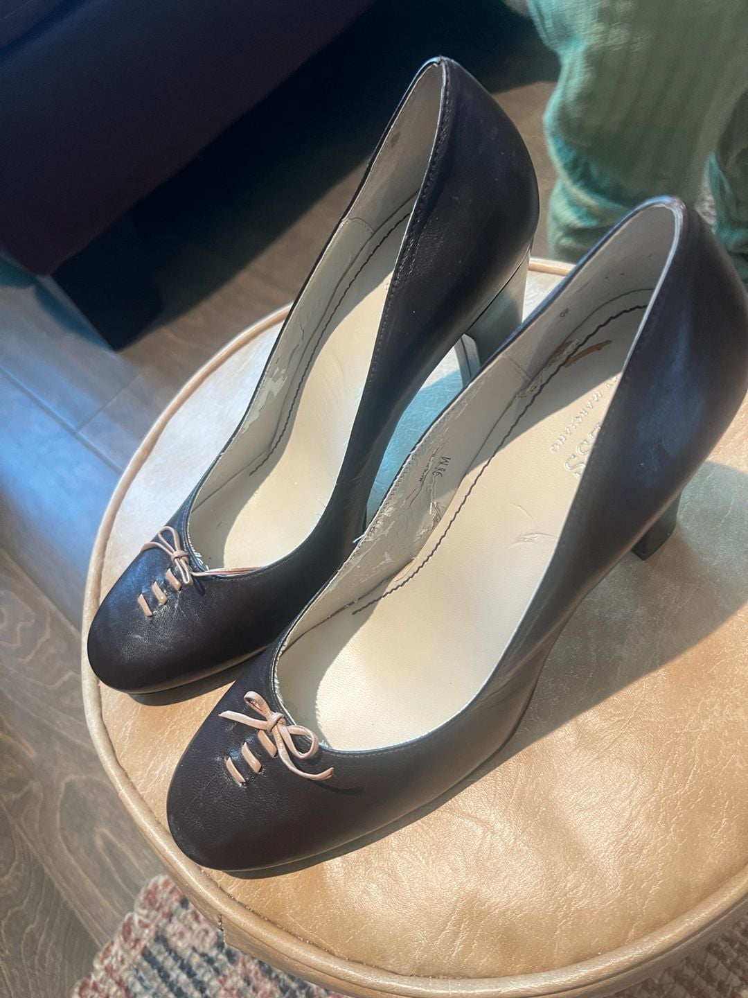 Vintage Guess Pumps Size 9.5M Brown Leather Block Heel Bow Accent Dress Shoes 7