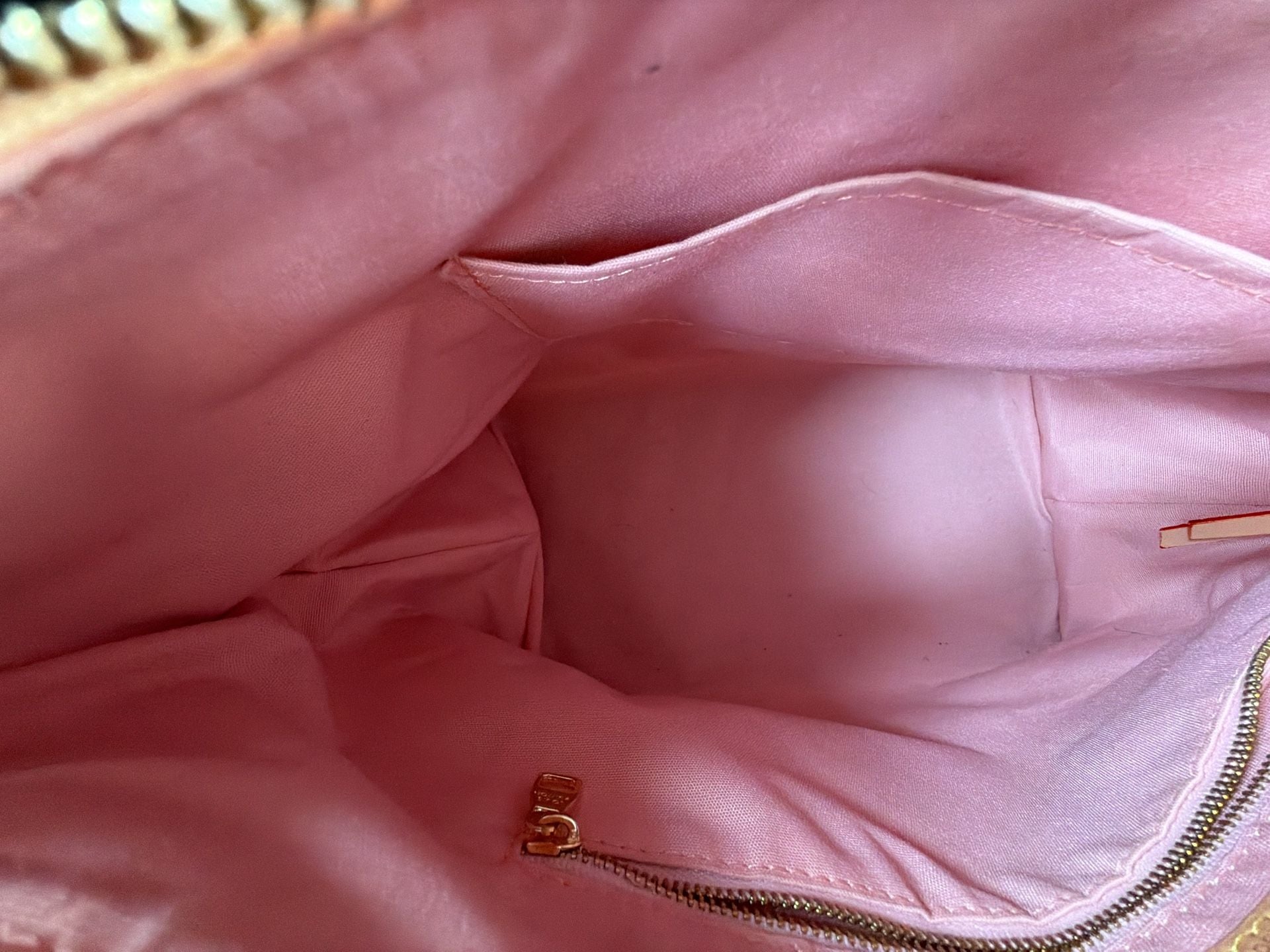 Louis Vuitton Damier Azur Totally MM Rose Ballerine
Comes with LV Dust bag 5