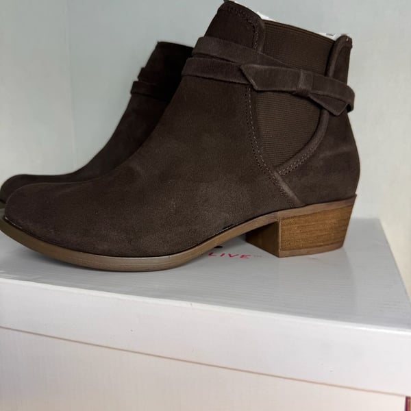 Isaac Mizrahi Live! Gracie Ankle Boots Size 8M Chocolate Suede Chelsea
