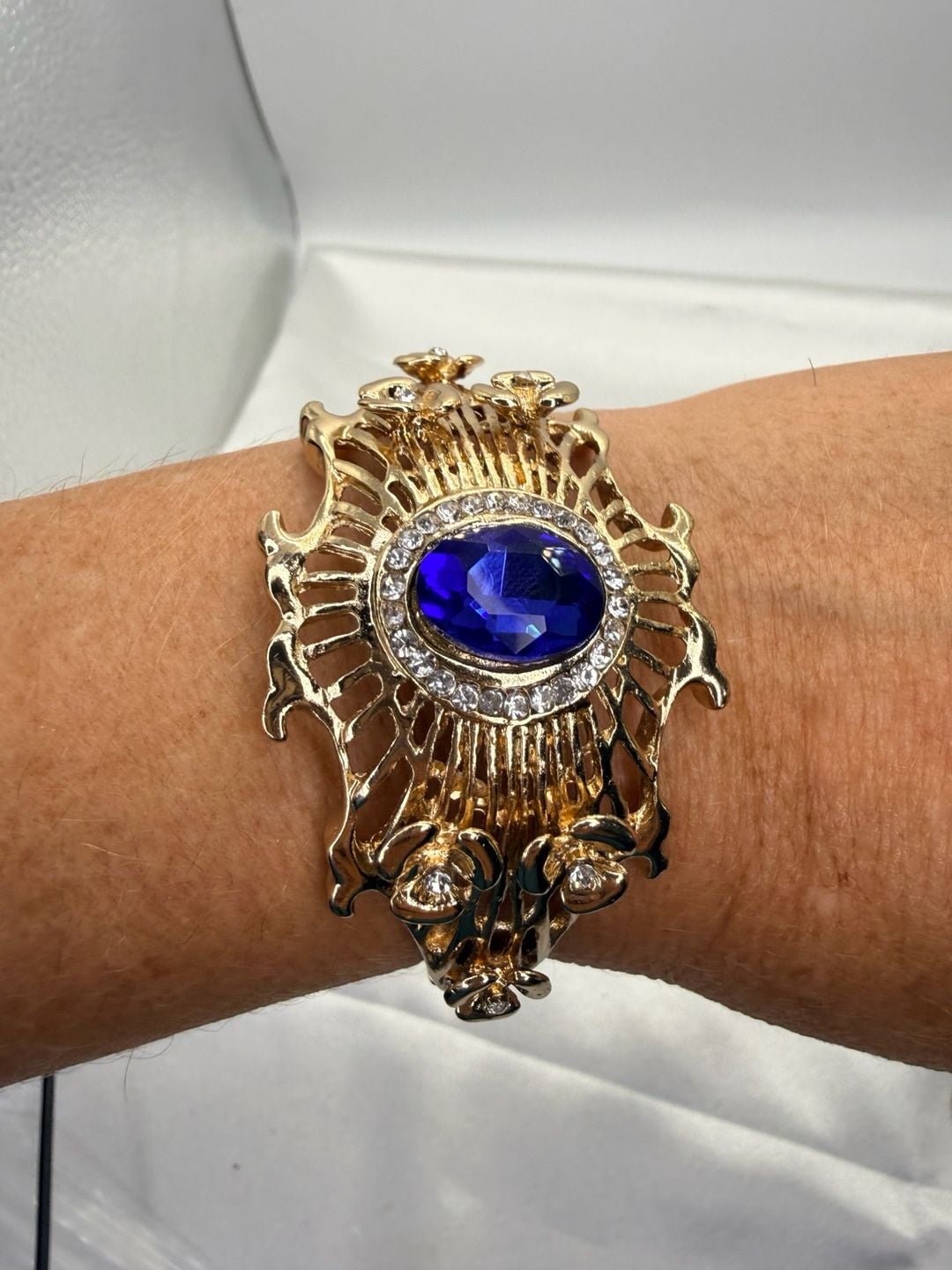 Vintage Style Gold Tone Blue Rhinestone Cuff Bracelet Size 7 Inch 2