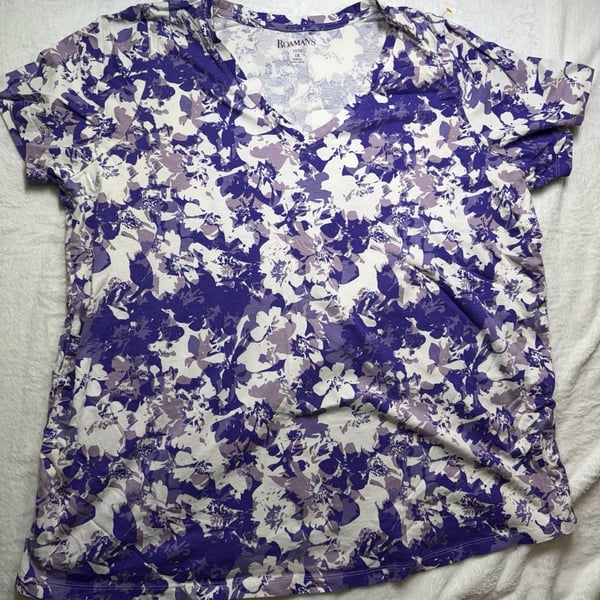Roaman's Ultimate V-Neck Tee Size 1X Purple White Floral Cotton T-Shirt