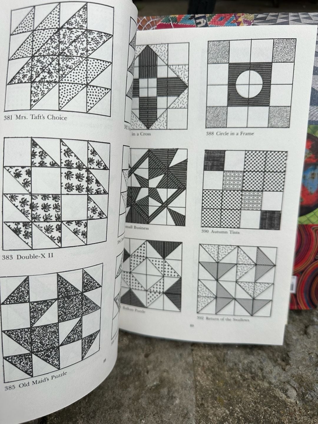Lot of 2 quilting books 1982 hardcover 1001 Patchwork Designs 8