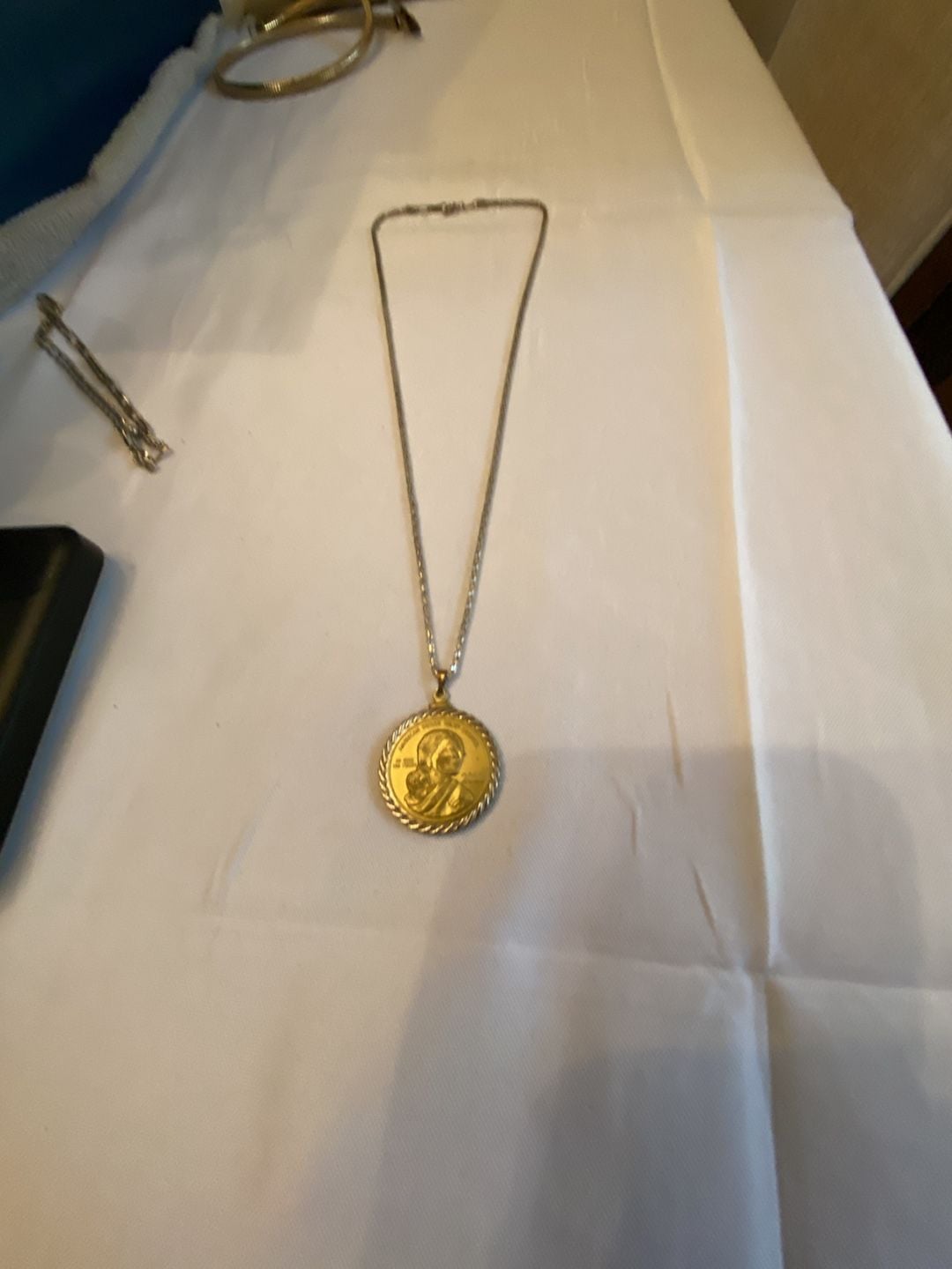 American Indian Relief Council 2011 Coin Necklace 20 Gold Tone 2