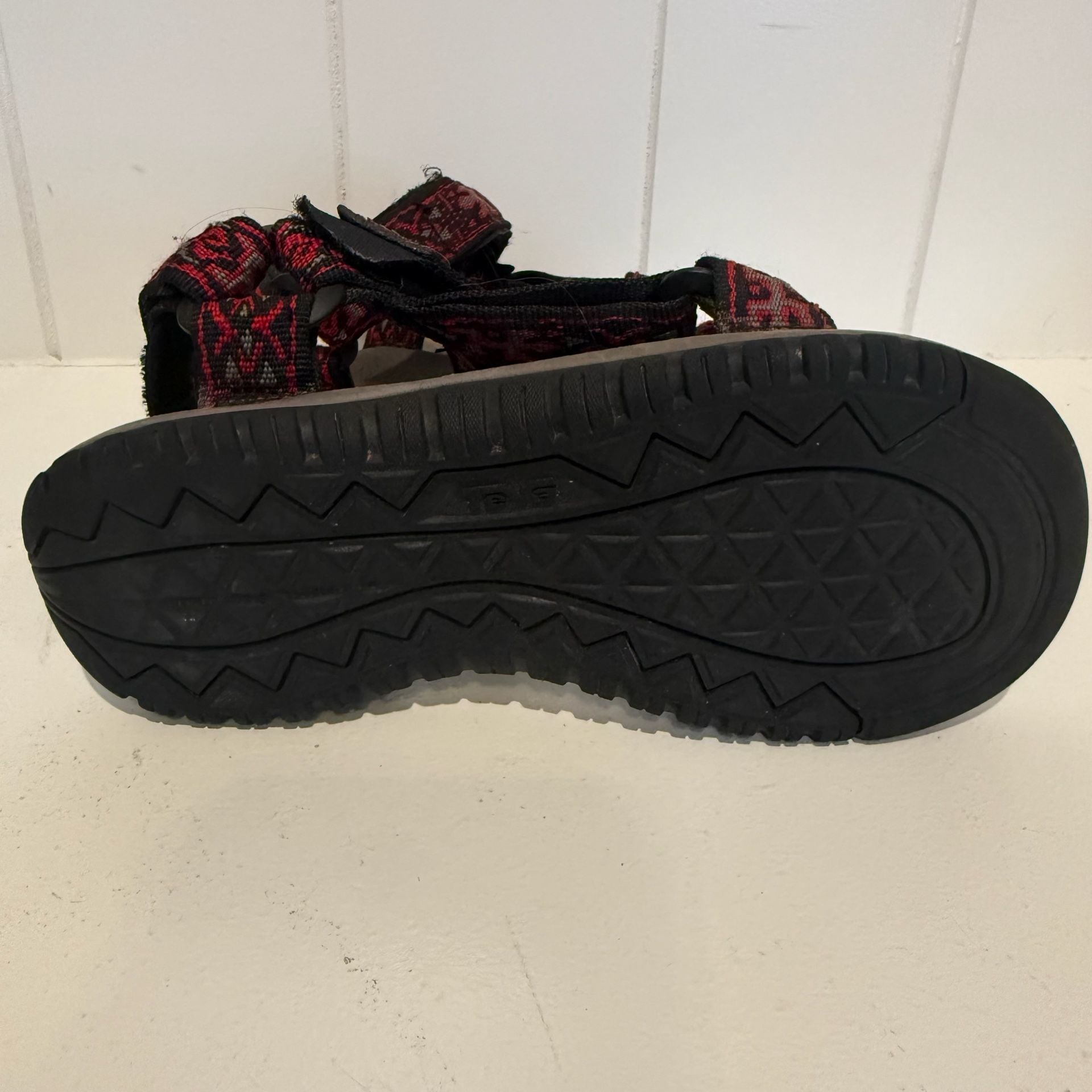 Teva Hurricane 3 Size 1 Kids Red Black Aztec Sandals 6