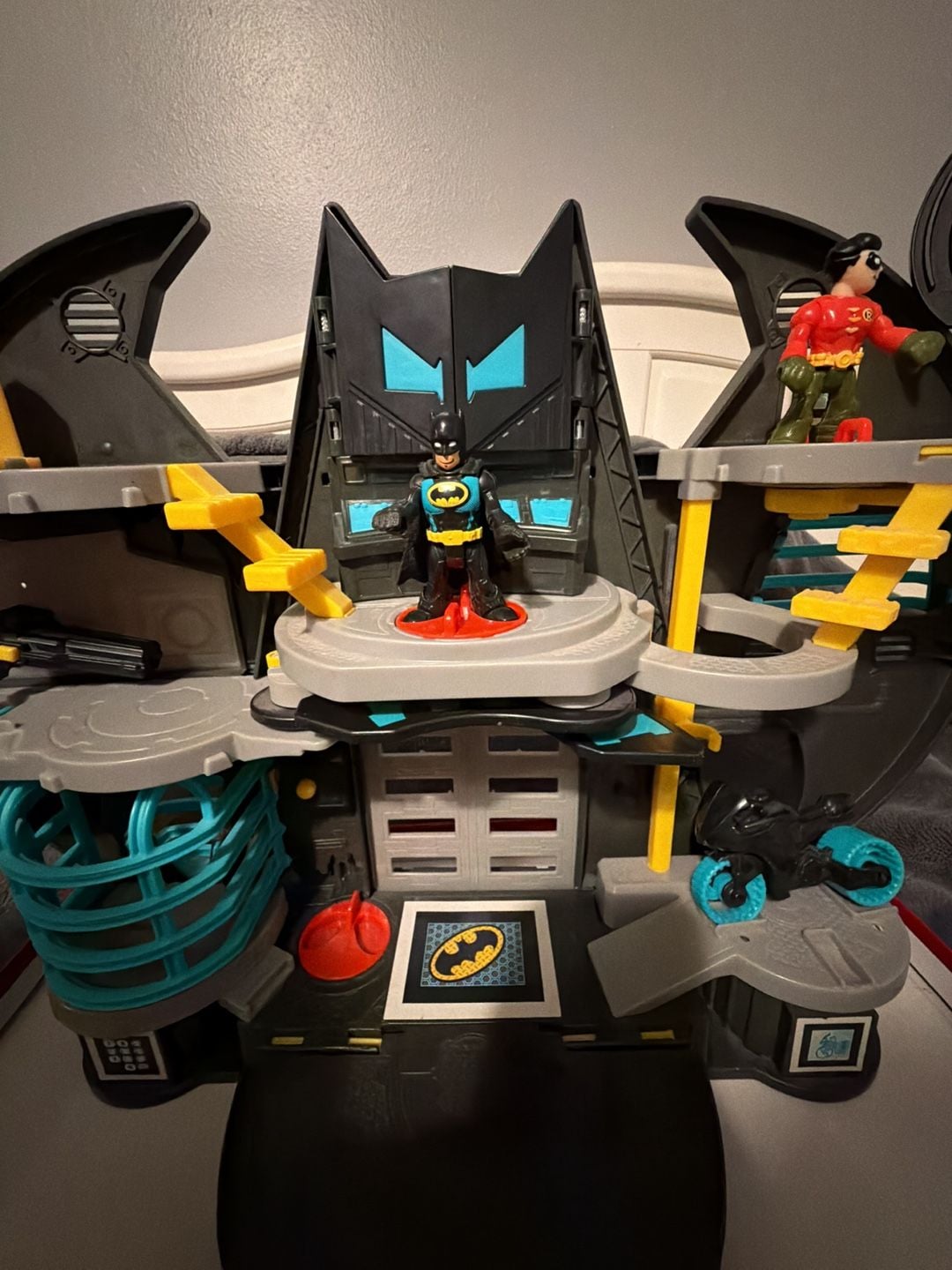 Fisher-Price Imaginext DC Super Friends Batcave Playset 2013 Complete set 7