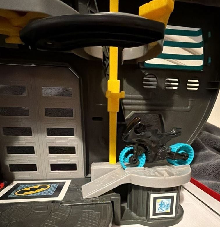 Fisher-Price Imaginext DC Super Friends Batcave Playset 2013 Complete set 3