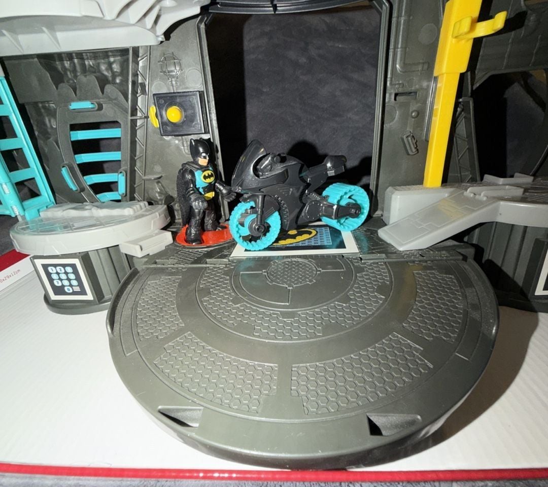 Fisher-Price Imaginext DC Super Friends Batcave Playset 2013 Complete set 9
