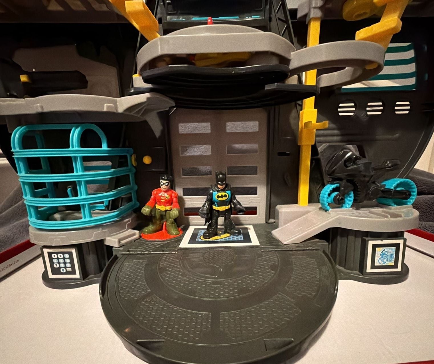 Fisher-Price Imaginext DC Super Friends Batcave Playset 2013 Complete set 11