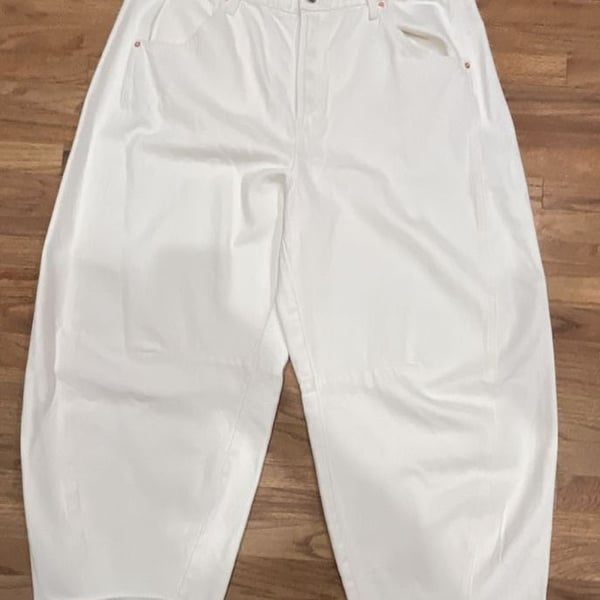 Universal Thread High Rise Curved Leg Jean Size 17 White