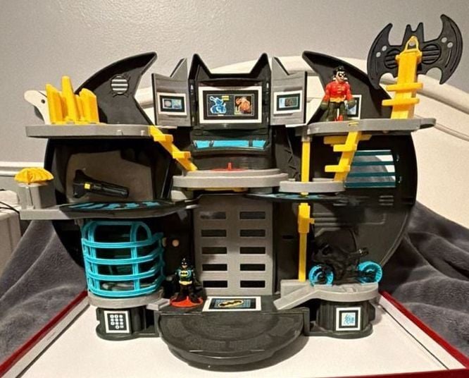 Fisher-Price Imaginext DC Super Friends Batcave Playset 2013 Complete set 1