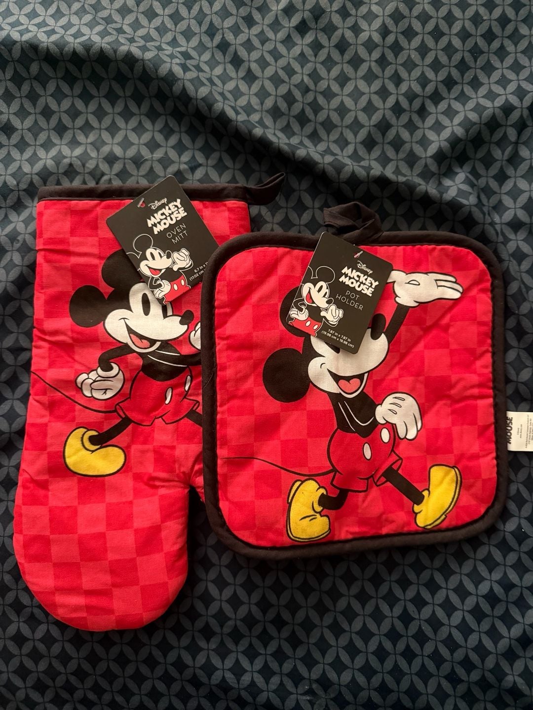 Disney Mickey Mouse Oven Mitt and Pot Holder Set Red Black 1