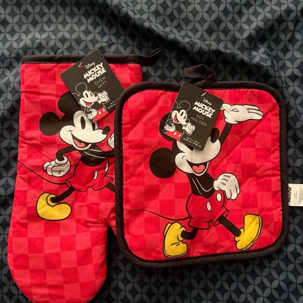 Disney Mickey Mouse Oven Mitt and Pot Holder Set Red Black