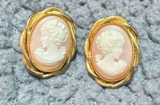 Vintage Gold Tone Cameo Clip On Earrings 2