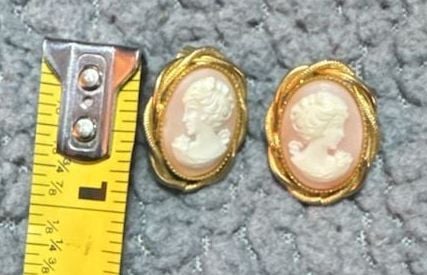 Vintage Gold Tone Cameo Clip On Earrings 3