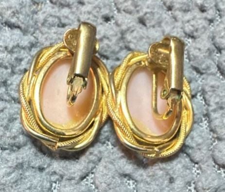 Vintage Gold Tone Cameo Clip On Earrings 4
