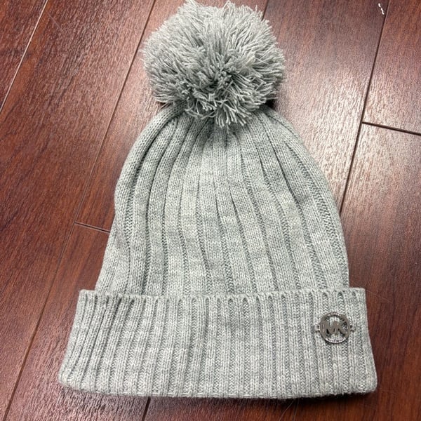 Michael Kors Ribbed Knit Beanie Hat Gray Pom Pom Logo Charm