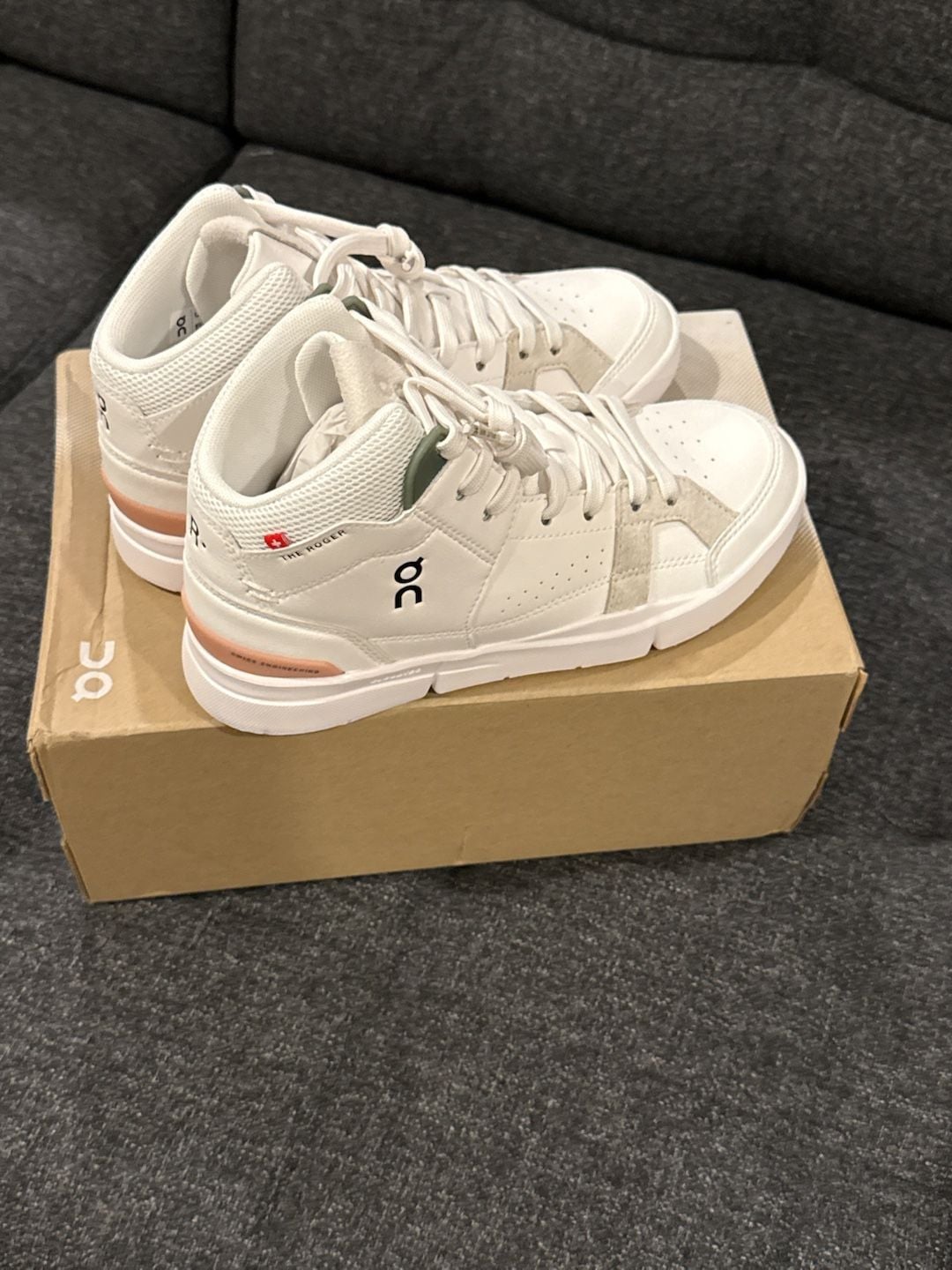 5.5W - On The Roger Clubhouse Mid White Rose Sneakers 5