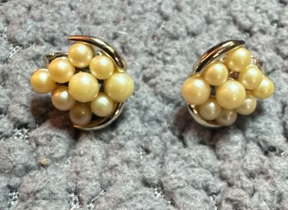 Vintage Faux Pearl Grape Cluster Gold Tone Clip Earrings 2