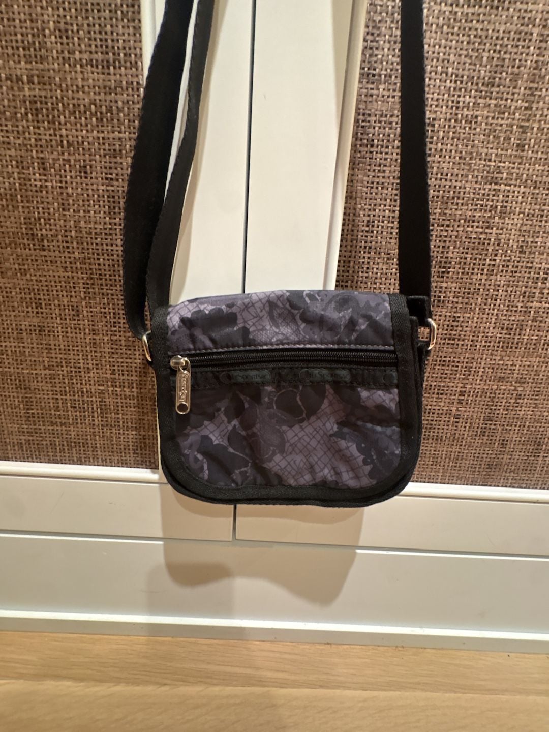 Lesportsac small crossbody purse Like new 2