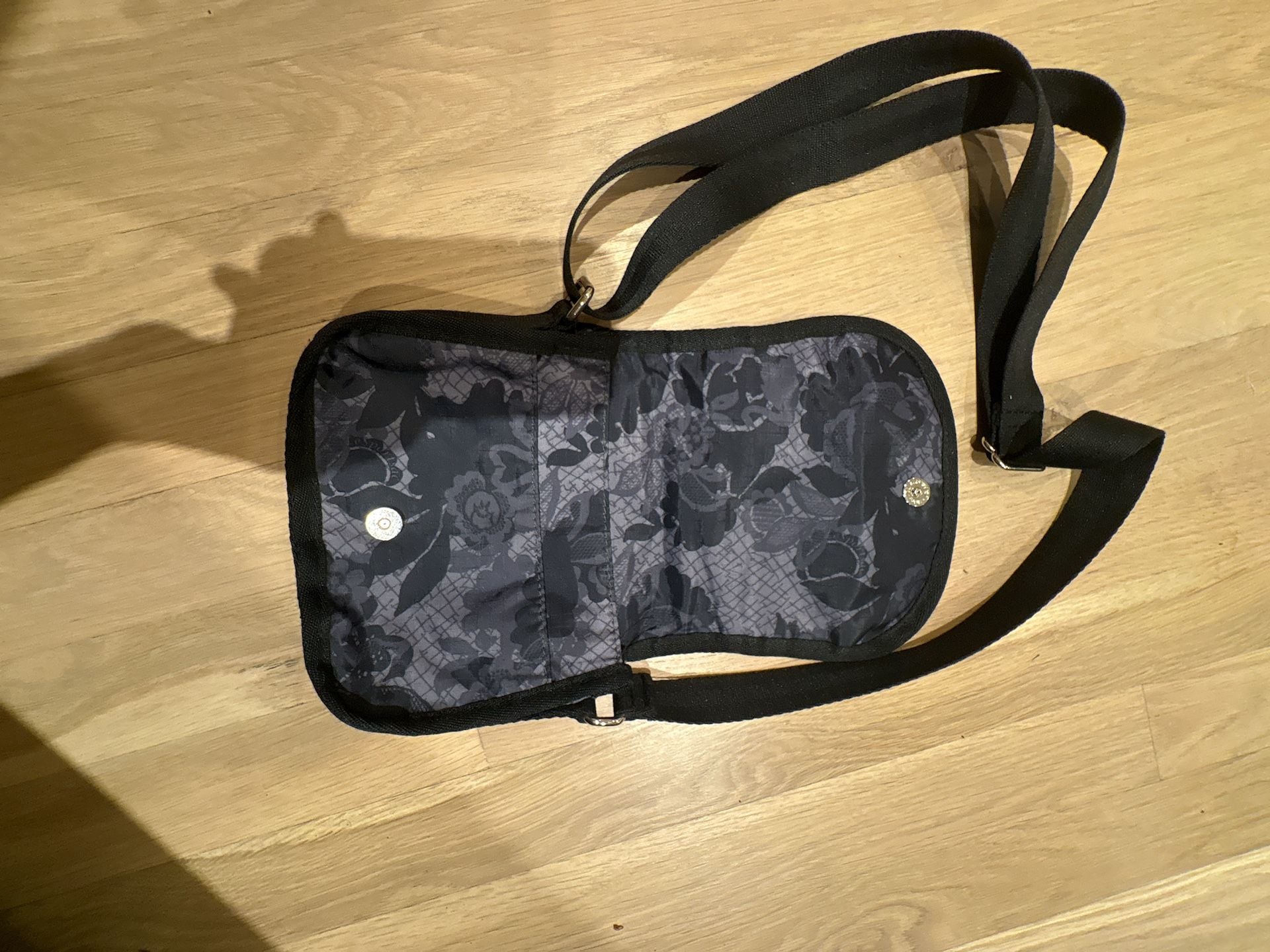 Lesportsac small crossbody purse Like new 6