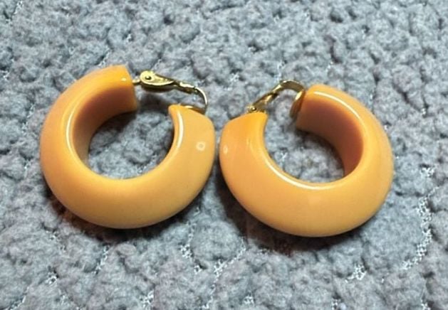 Vintage Butterscotch Bakelite Chunky Hoop Clip Earrings 2