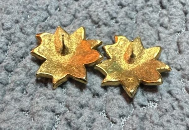 Avon Poinsettia Earrings Red Glitter Enamel Gold Tone 3