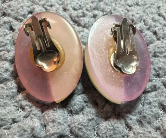 Vintage Pink Resin Silver Tone Oval Clip On Earrings 2