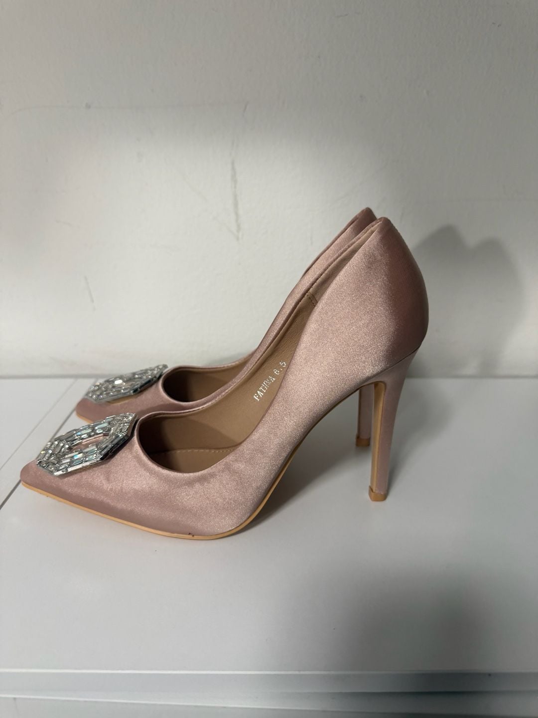 Berness Fatima Size 6.5 Pink Satin Crystal Brooch Pumps 2