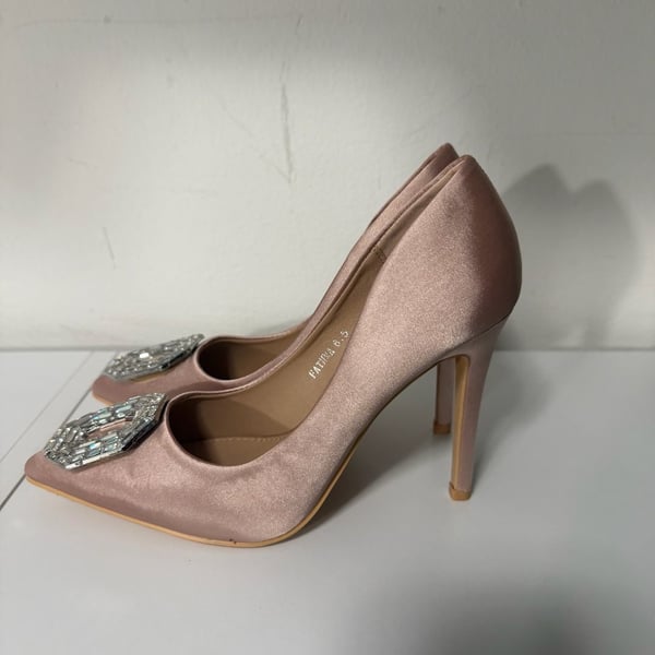 Berness Fatima Size 6.5 Pink Satin Crystal Brooch Pumps