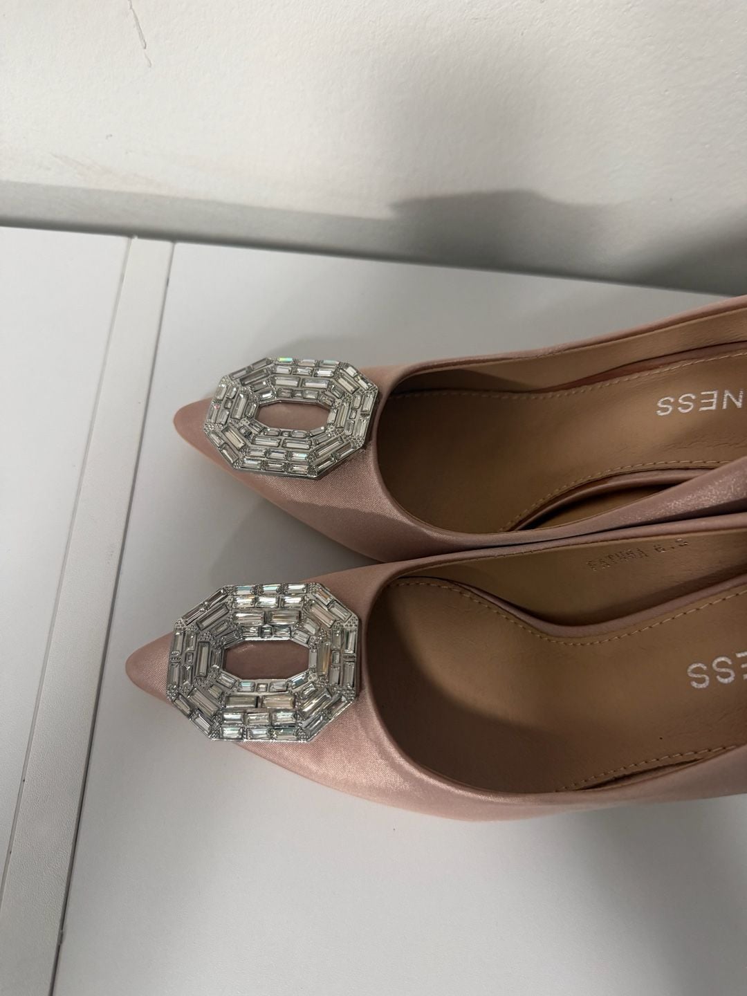 Berness Fatima Size 6.5 Pink Satin Crystal Brooch Pumps 3