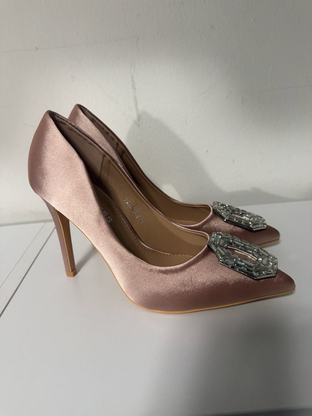 Berness Fatima Size 6.5 Pink Satin Crystal Brooch Pumps 4
