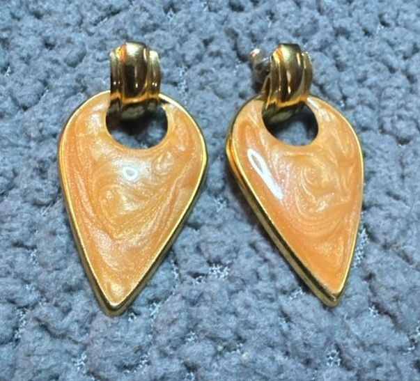 Vintage Gold Tone Peach Swirl Enamel Teardrop Earrings 2