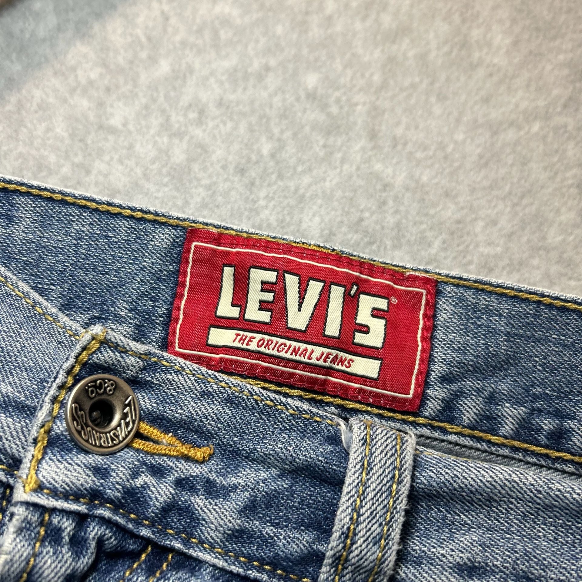 Vintage Levi's Men’s Light Wash Denim Carpenter Jorts Size W30 2