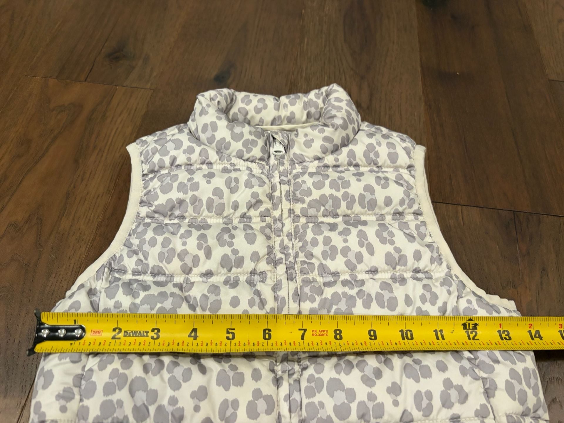 Gap Kids ColdControl Puffer Vest Size M 8-9 White Gray Leopard 4