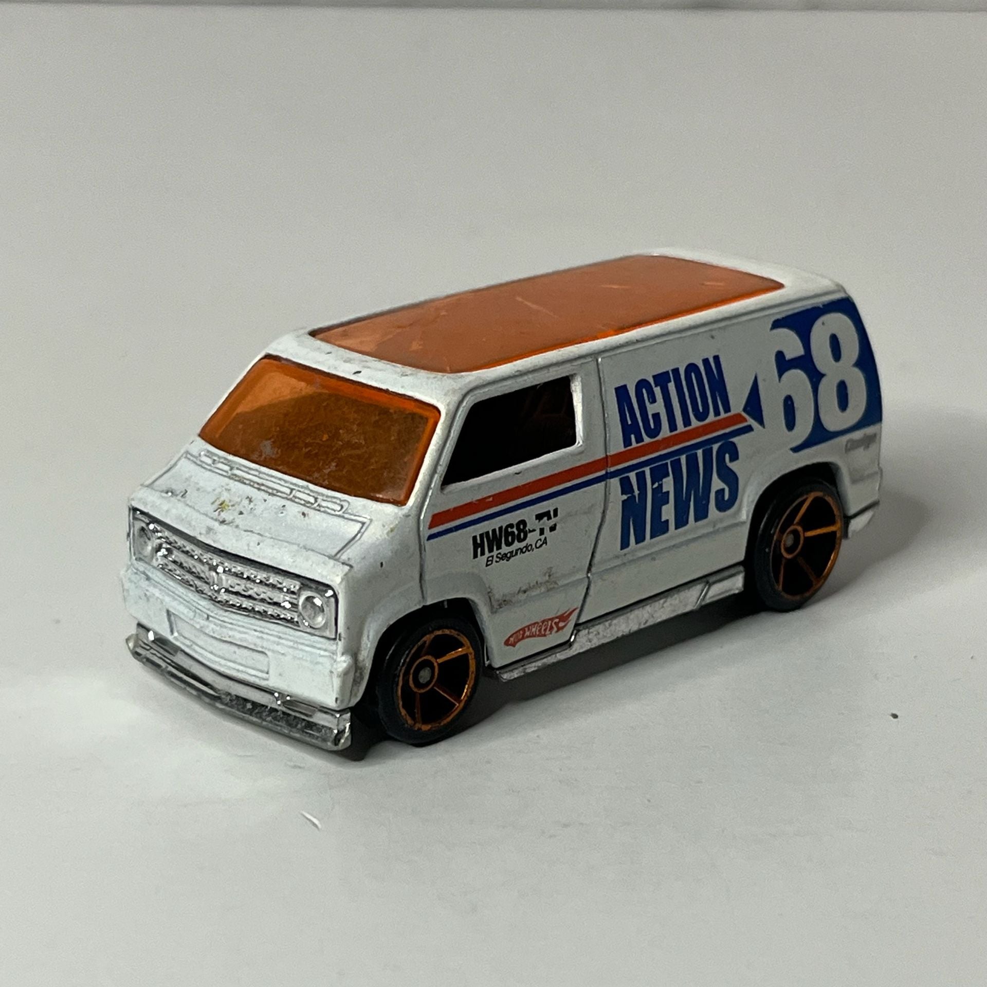 Hot Wheels Custom '77 Dodge Van Action News 68 Diecast 1