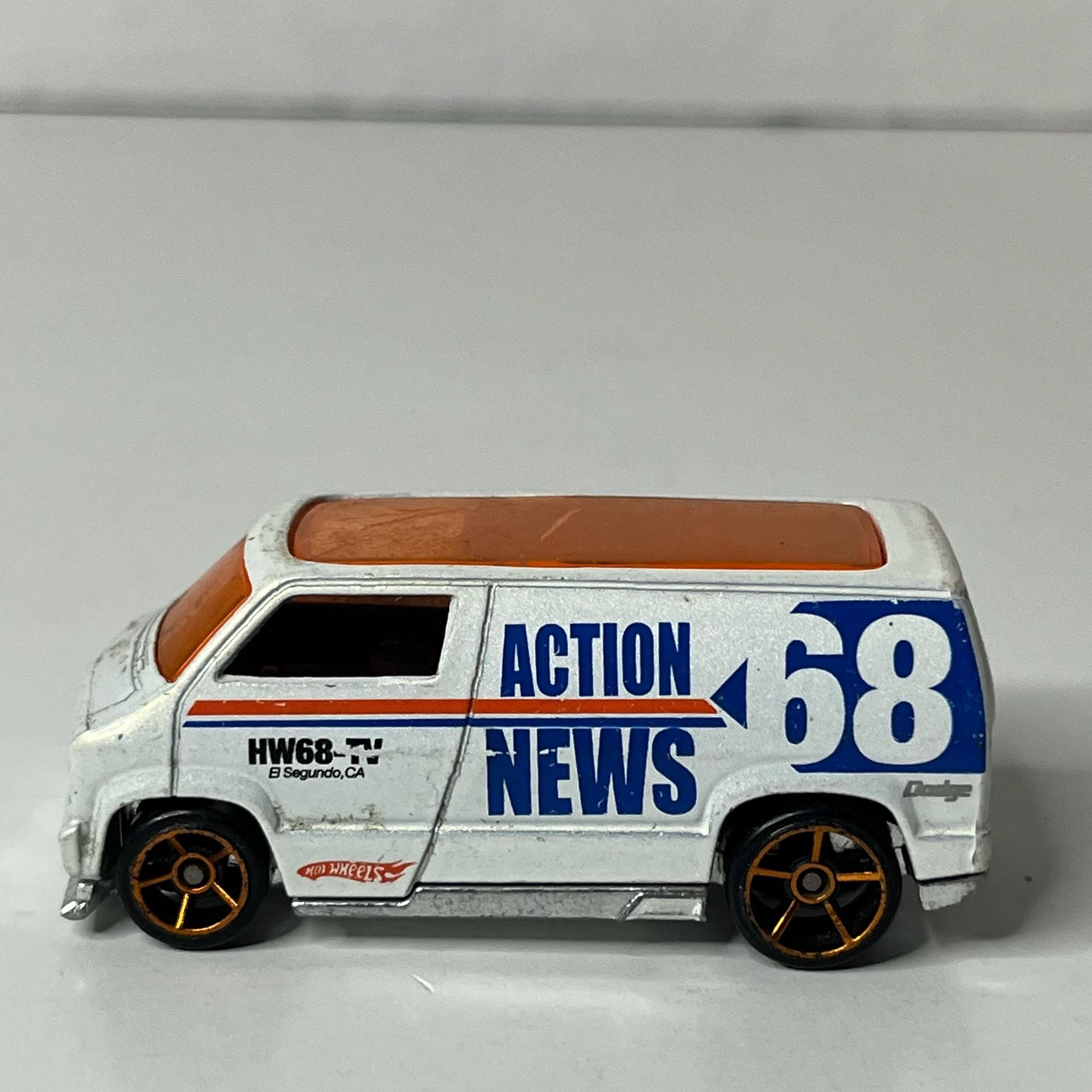 Hot Wheels Custom '77 Dodge Van Action News 68 Diecast 2